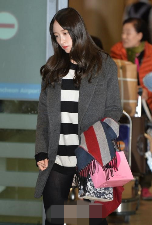 EXID成员Hani现身机场显疲惫 率智橘色帽子俏皮可爱【组图】