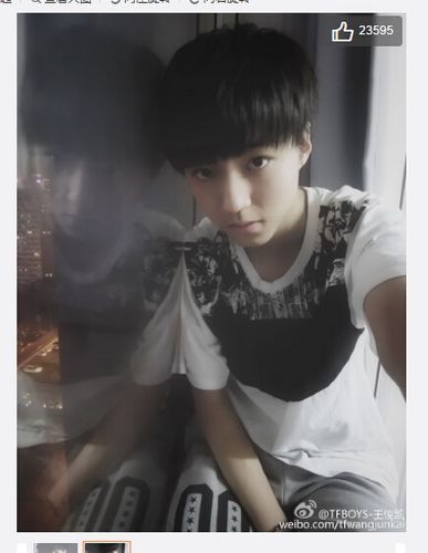 TFBOYS王俊凯穿短袖靠窗边自拍 造型帅气(图)