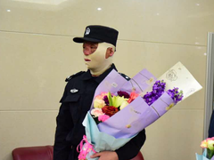 “只有我上”——安徽蚌埠特警张劼以血肉之躯制服暴徒_fororder_W020170124559439709452