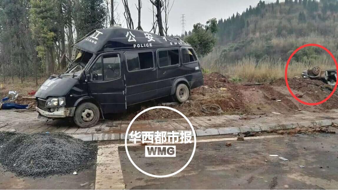 四川资阳一警车发生交通事故致2死8伤组图