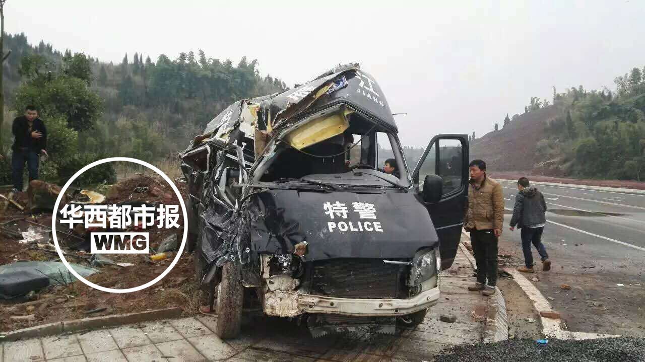 四川资阳一警车发生交通事故致2死8伤 (组图)