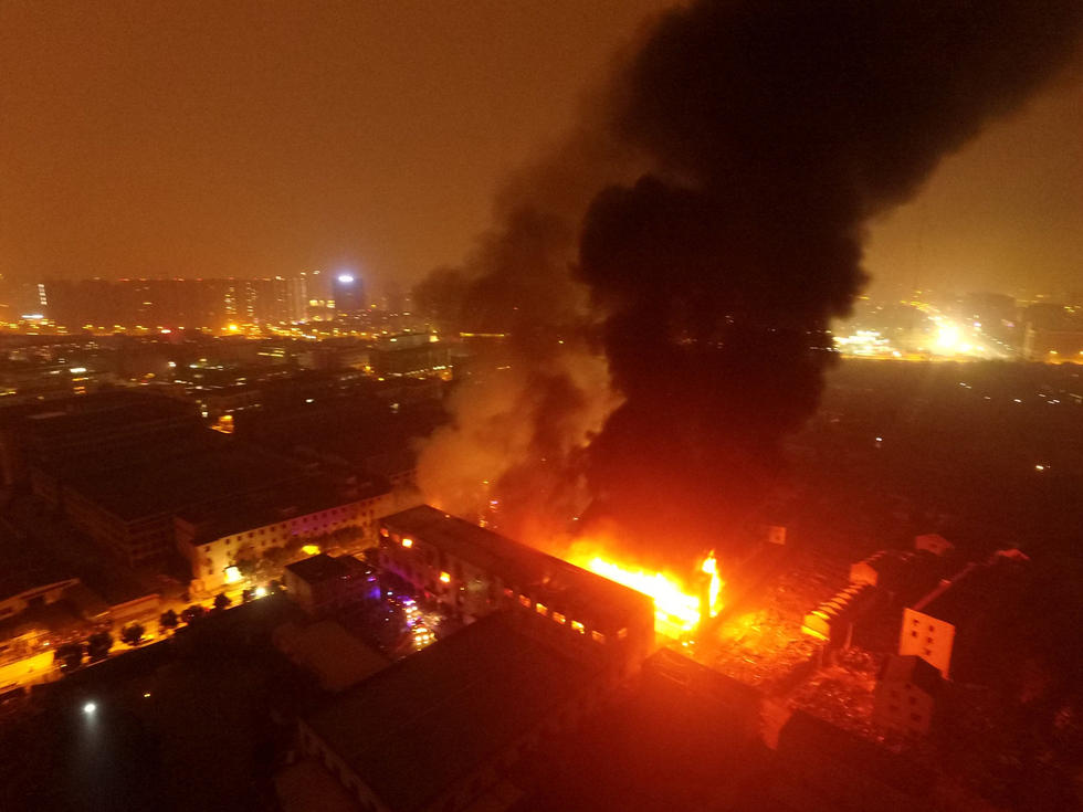 杭州煤氣瓶運輸車爆炸引燃旁邊工廠(高清組圖)