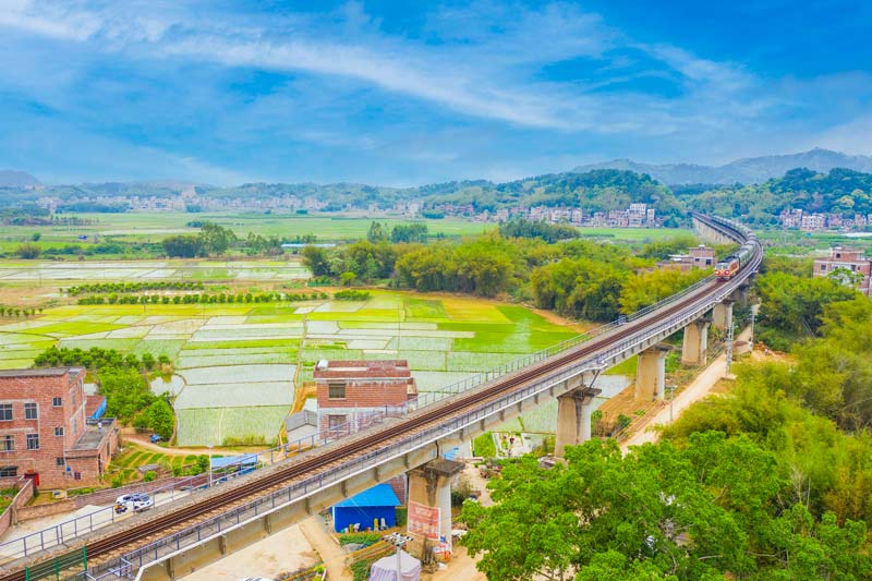 廣西梧州：開往春天的綠皮火車