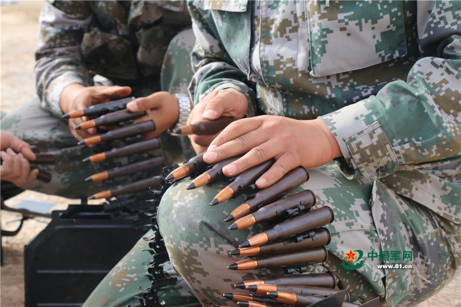 陸軍第76集團軍某旅官兵正在裝壓子彈.李忠元 攝