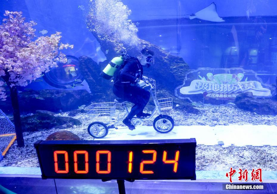 水中サッカーに水中自転車レース！遊園地で「海底運動会」開催　湖北省武漢_fororder_FOREIGN202103291512000366862285306