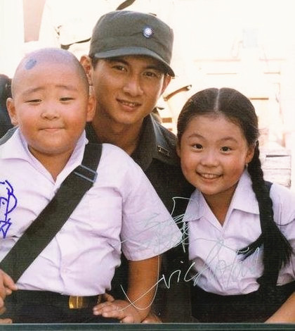 回应说只是大家重逢好玩,杨小黎还指着他说:"你小时候,我有印象,仅此