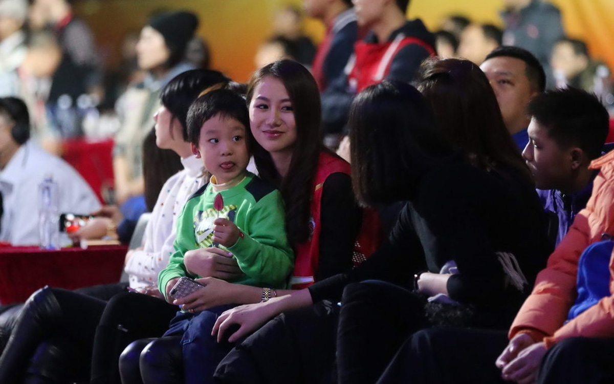 全明星温情:陈露替朱八看儿子 三疯跪地求婚