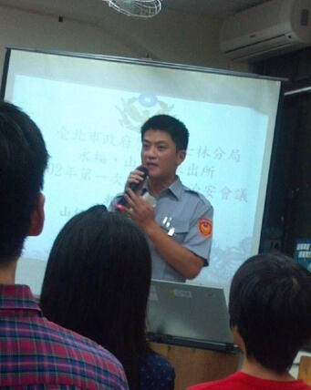 霍建华不仅有个美女妈妈，还有个帅哥兄长