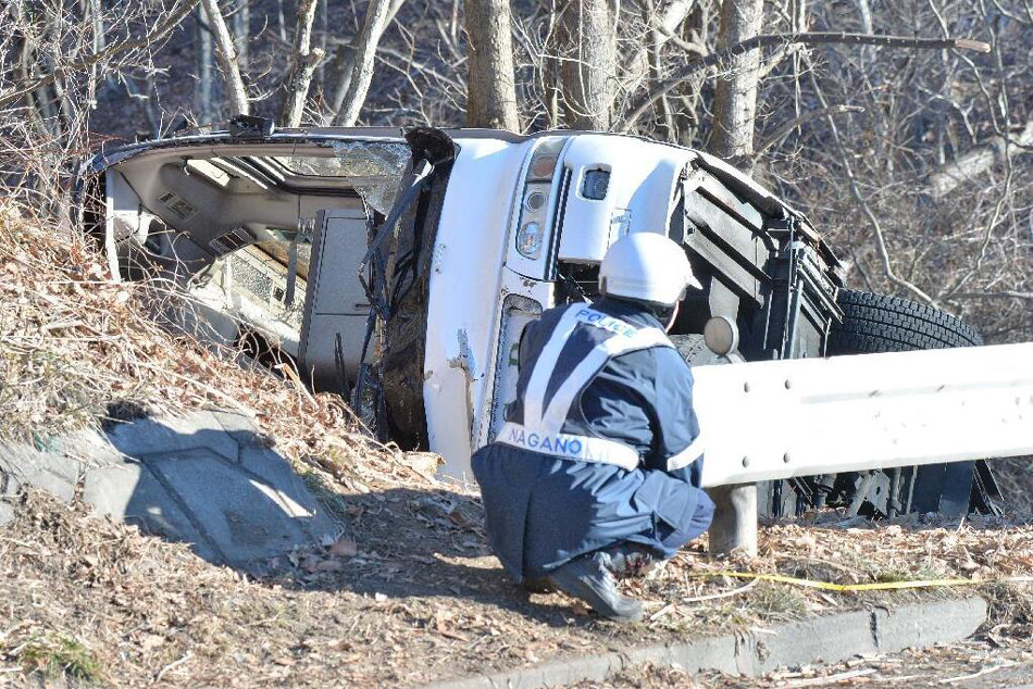 日本一辆旅游大巴翻车已致14人亡27人伤(组图)
