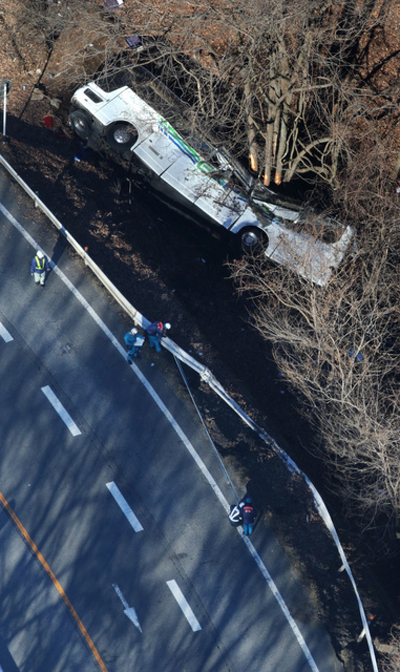 日本一辆旅游大巴翻车已致14人亡27人伤(组图)