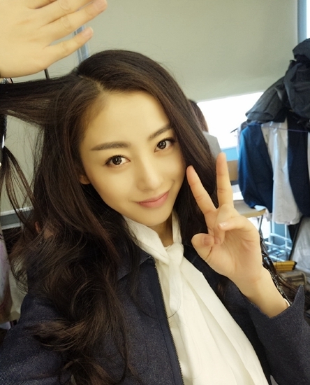 组图：张天爱晒七连拍 现代装太子妃你出戏吗