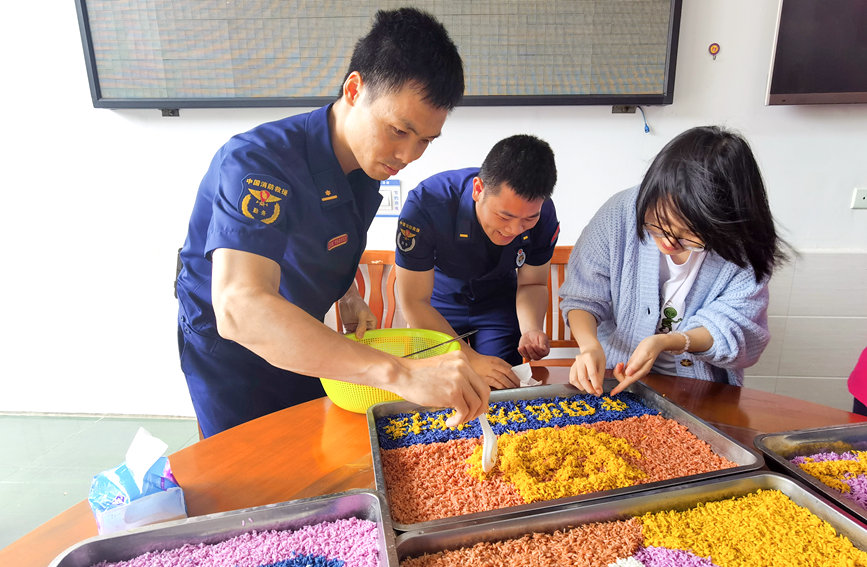 廣西：消防員製作五色糯米飯慶祝壯族“三月三”