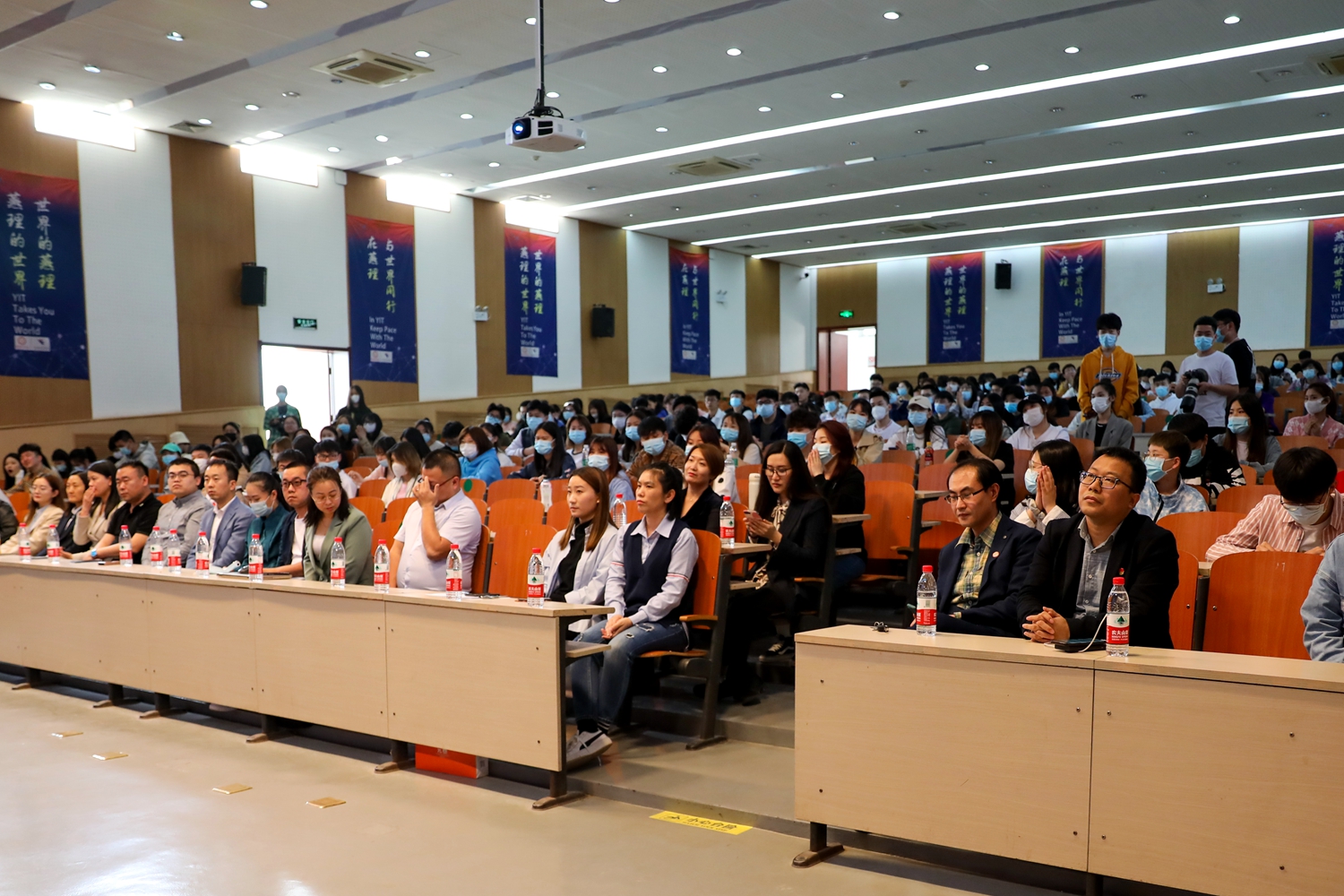 燕京理工学院举办“名企入校 春风行动”行业类专场招聘会