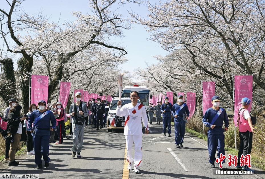 Ana mika wutar yola ta gasar wasannin Olympics ta Tokyo a kasar Japan_fororder_dd6a5bbdad494f1584676b571ca8b1d5