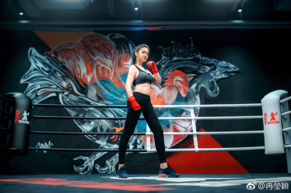 竟有腹肌?邹市明娇妻打拳 身材前凸后翘超霸气