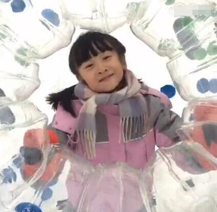 森蝶雪地玩滚球超嗨 叶一茜调侃：疯丫头