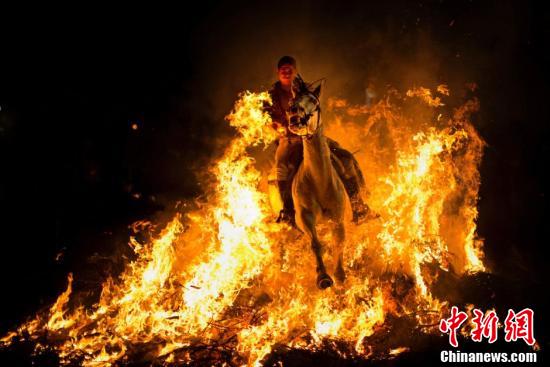 西班牙勇士骑马穿烈焰 庆祝圣安东尼节