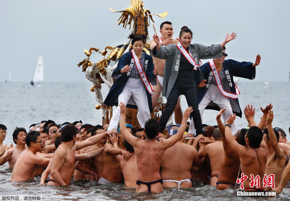 日本举行冬日成人祭典 众人赤身抬神龛入海(高清组图)