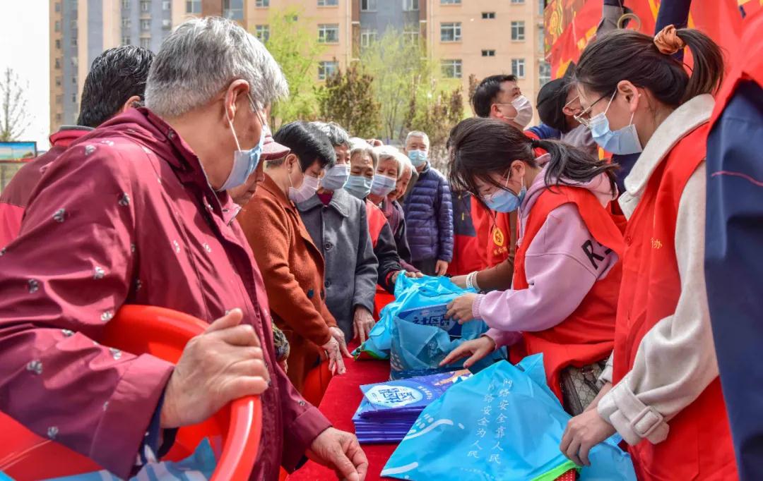 石家庄市委网信办开展“文明上网 争做石家庄好网民” 志愿服务宣传活动