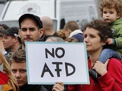 德国民众集会抗议反伊斯兰、反移民的德国另类选择党