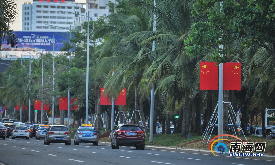 還未審核【焦點圖】【即時快訊】“十一”將近 國旗扮靚海口街頭