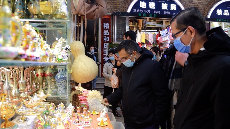 Babban sakataren kungiyar SCO gami da jakadun kasashen waje da dama a kasar Sin sun ziyarci jihar Xinjiang_fororder_来疆参访代表团成员在新疆国际大巴扎参观