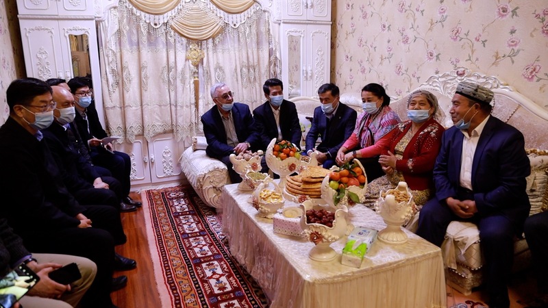 Babban sakataren kungiyar SCO gami da jakadun kasashen waje da dama a kasar Sin sun ziyarci jihar Xinjiang_fororder_来疆参访代表团成员在新疆喀什市的村民家中走访