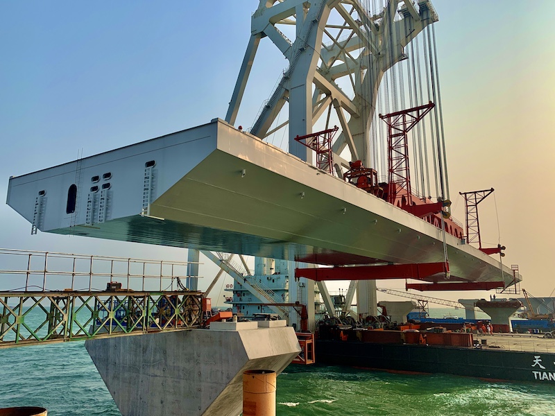 深中通道完成创举重量近1000辆小轿车的首片钢箱梁完成架设