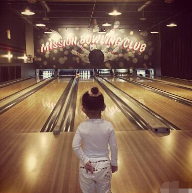 吴彦祖保龄球馆晒女儿背影照 赞其可爱又漂亮