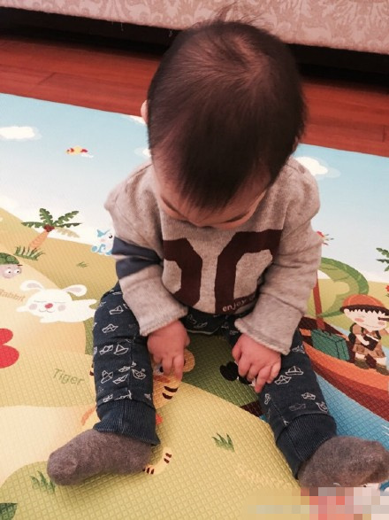 朱亚文晒女儿生活照:她腰板儿硬了!