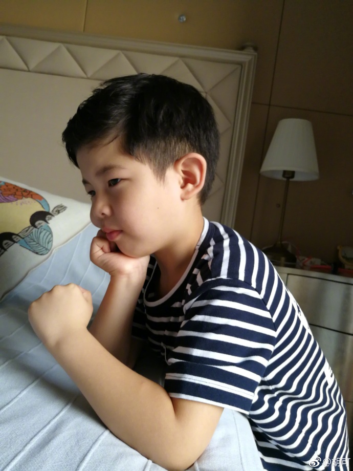 又撩头发了!安吉换新发型 把刘海撩上去更帅了