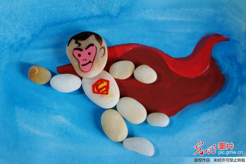 青島女教師用石頭創作表情 “石猴”變“超人”
