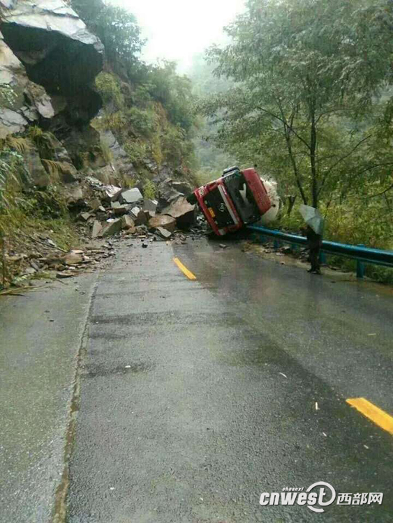 【焦点图 显示图在稿件最下方】安康平利县连降大雨 4人失踪14个村通信中断