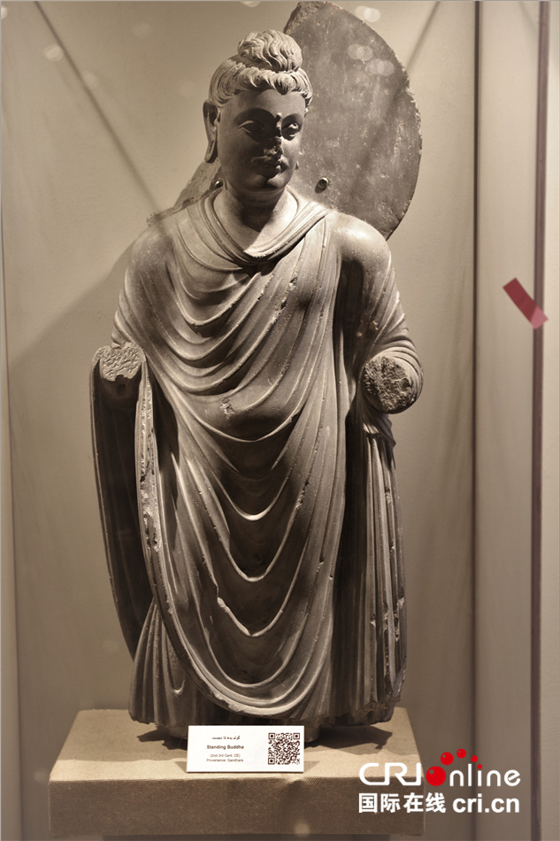 灰片岩站立佛像 公元2世纪至3世纪  犍陀罗中部出土灰片岩站立佛像