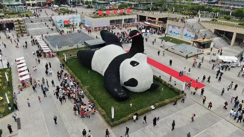 （轉載）130噸重！“自拍大熊貓”雕塑正式亮相都江堰