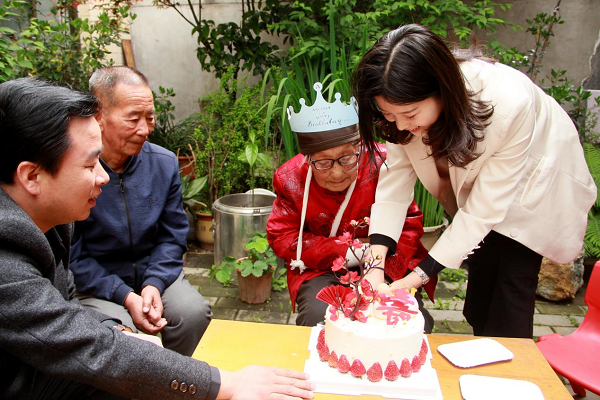 （转载）西安高新区：百岁老人的别样生日