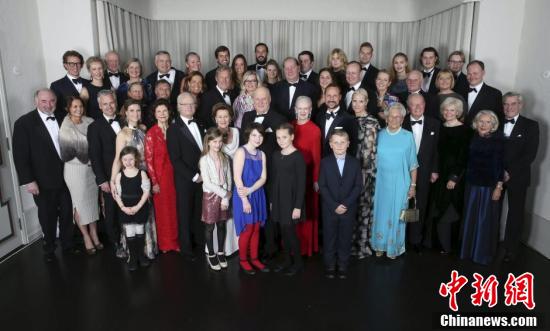 挪威王室发布全家福 纪念国王哈拉尔加冕25周年