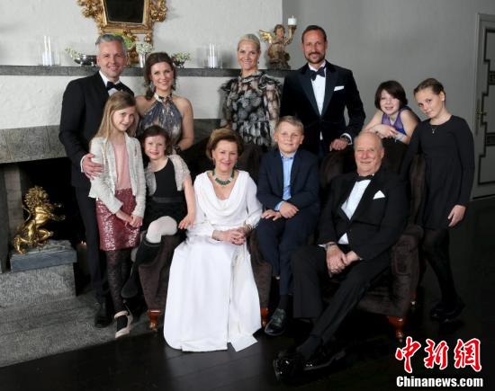 挪威王室发布全家福 纪念国王哈拉尔加冕25周年