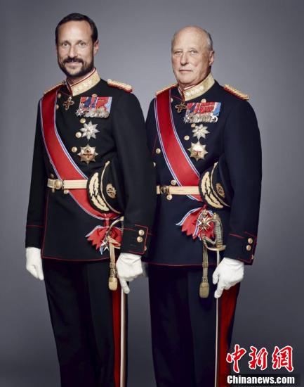 挪威王室发布全家福 纪念国王哈拉尔加冕25周年