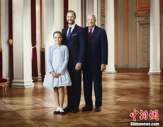 挪威王室发布全家福 纪念国王哈拉尔加冕25周年