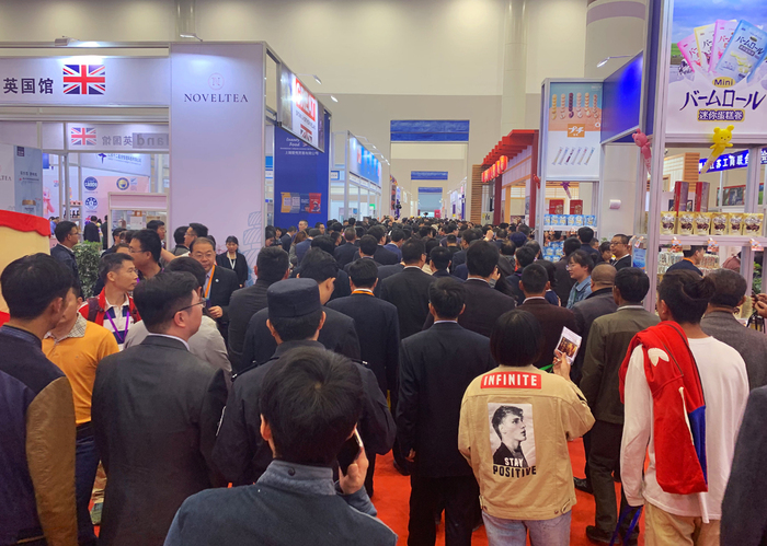 图片默认标题_fororder_展会现场人头攒动