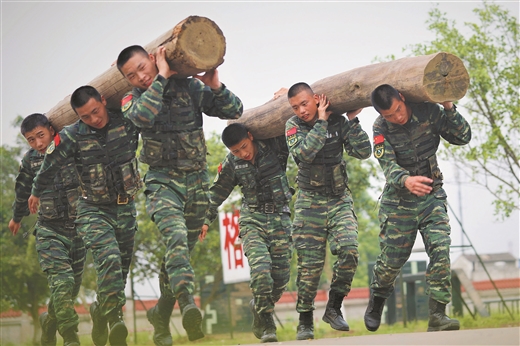 武警广西总队来宾支队特战分队进行扛圆木训练