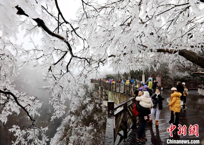 An yi dusar kankara a lambun shan iska na Tianmenshan dake birnin Zhangjiajie_fororder_127032230_zsite