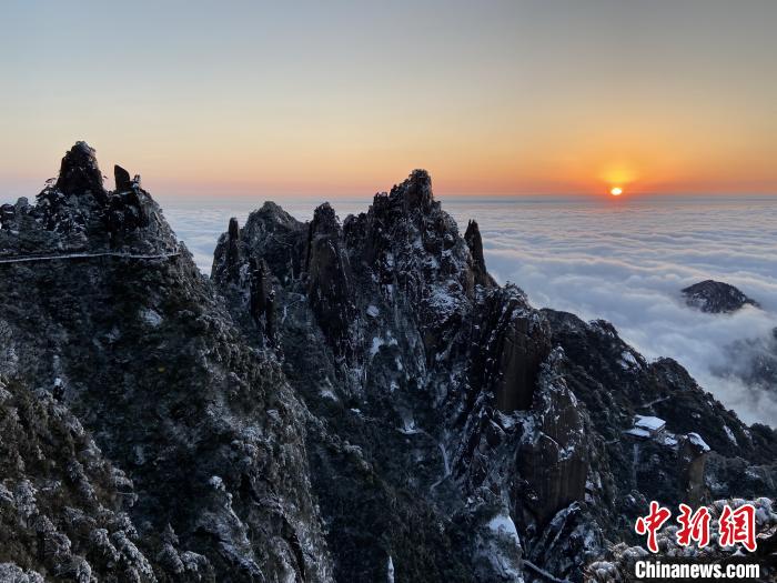 Rana ta fito bayan an yi dusar kankara a tsaunin Sanqingshan_fororder_127971350_zsite