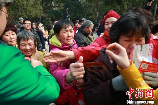 上海人民公园相亲角家长争抢新年红包