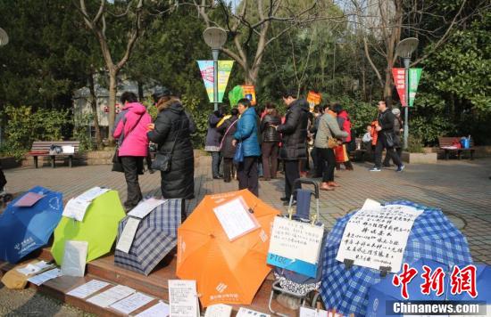 上海人民公园相亲角家长争抢新年红包