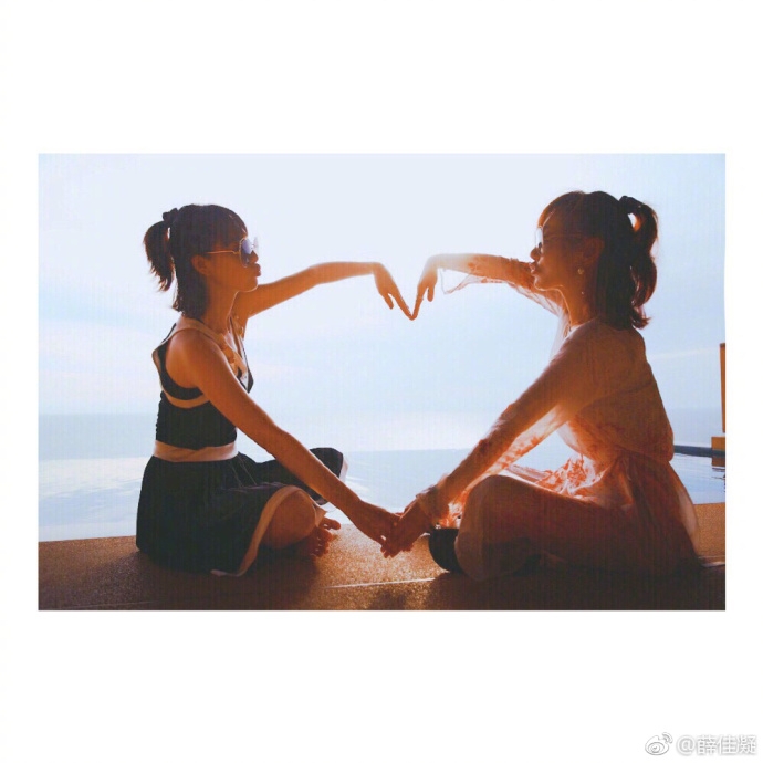 组图：薛佳凝晒闺蜜团海边度假照 个个大长腿甜笑比心