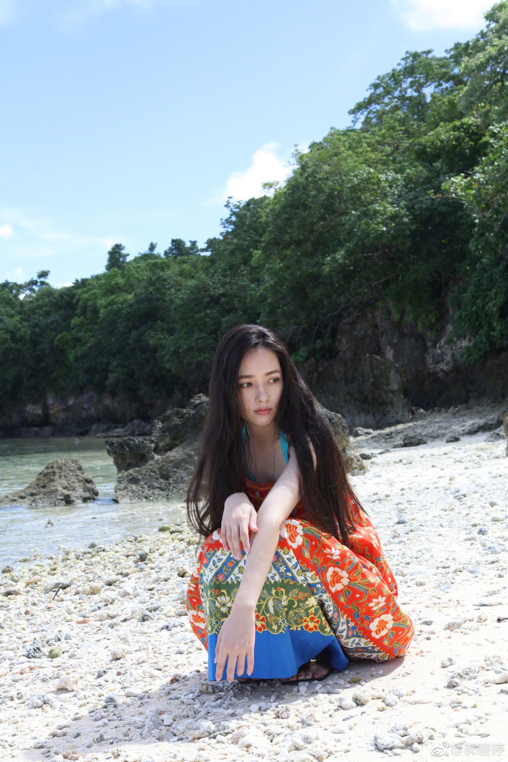 郭碧婷晒素颜海边度假照 33岁的她依旧如少女