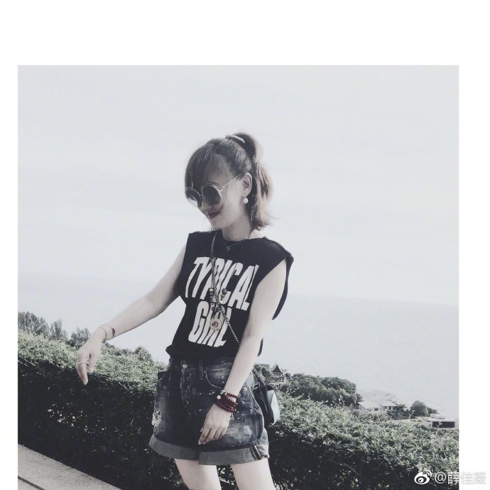 组图：薛佳凝晒闺蜜团海边度假照 个个大长腿甜笑比心