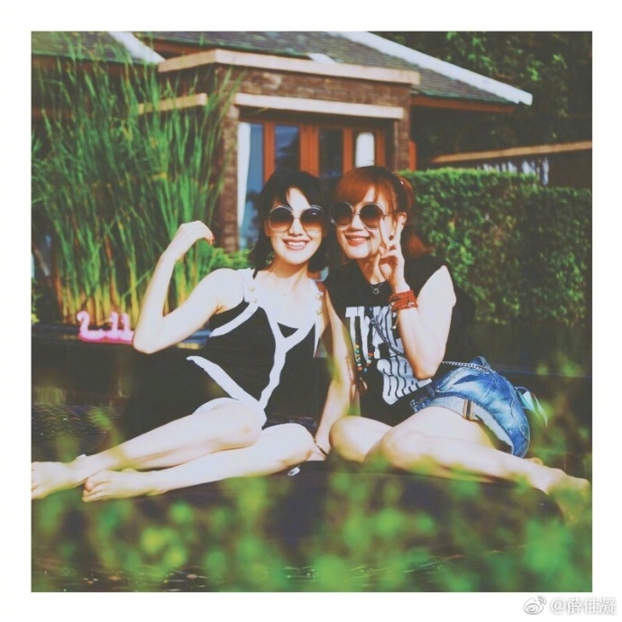 组图：薛佳凝晒闺蜜团海边度假照 个个大长腿甜笑比心